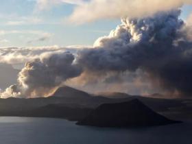 菲律宾火山爆发后，大量宠物被遗弃街头